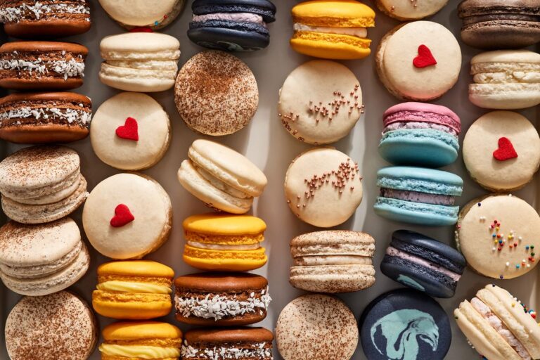 Plusieurs sortes de macarons différents avec toute sorte de couleurs.