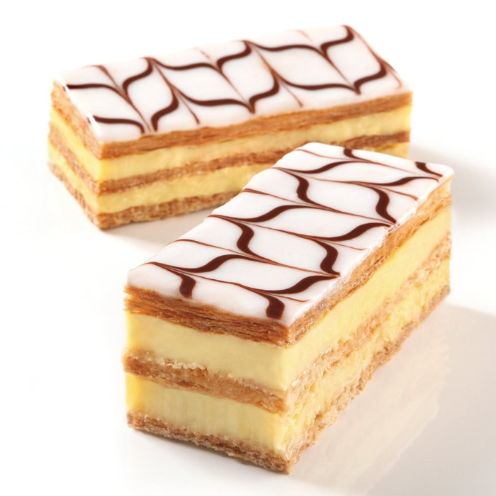 Deux portions de millefeuille à la costarde.