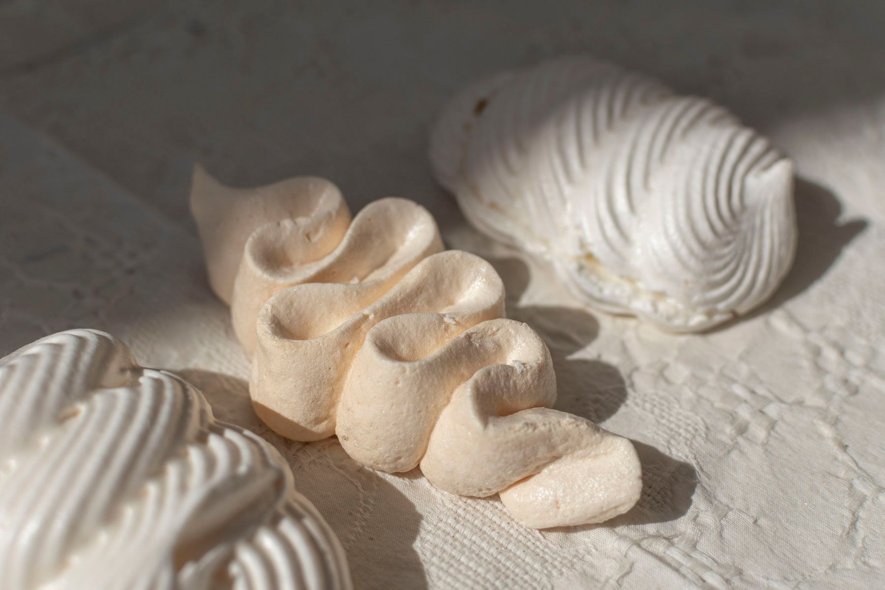 Meringue sucrée croustillante.