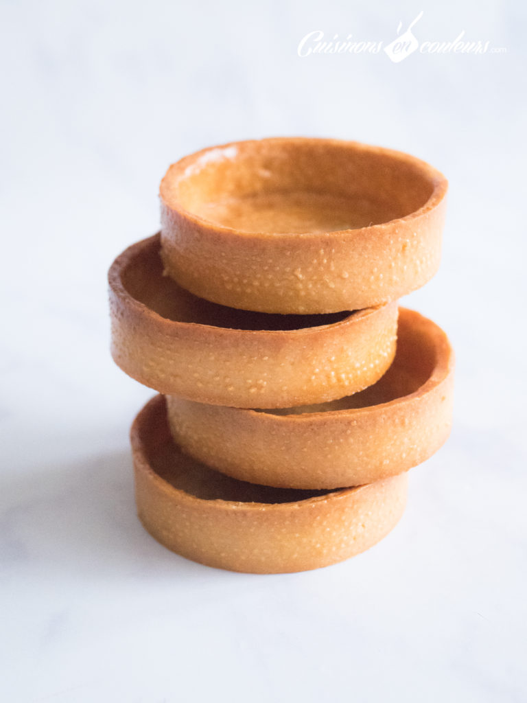 Pâte à tarte sucrée en forme de rond.