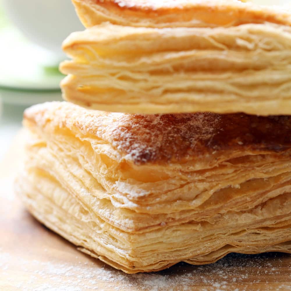 Pâte feuilletée croustillante avec plusieurs couches de pâtes.